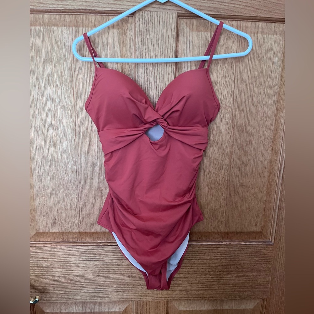 Cup she red, tummy slimming twist swimsuit